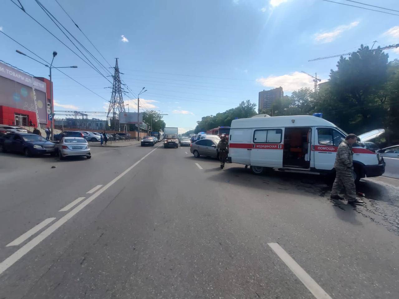 В Ростове в массовом ДТП у торгового центра «Горизонт» пострадали два человека