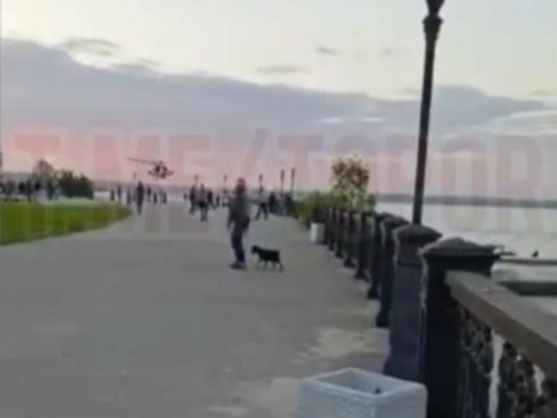 В Сети появилось видео странных маневров вертолета над набережной в Таганроге
