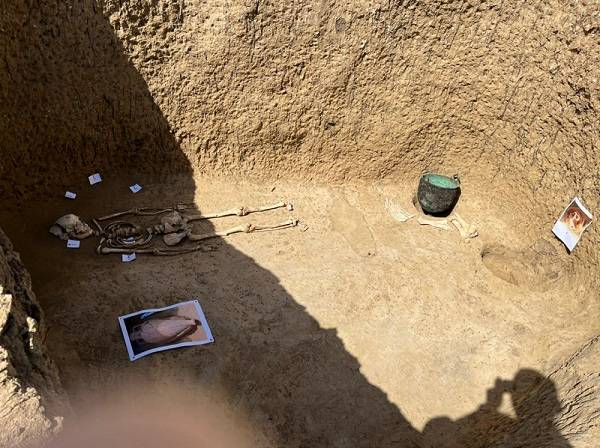 В Ростовской области археологи раскопали уникальные артефакты в могиле молодой женщины