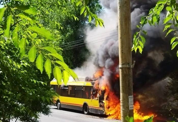 Из охваченного огнем ростовского автобуса успели выпрыгнуть 25 пассажиров и водитель