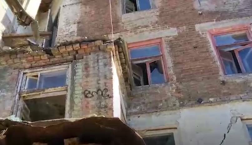 Семья ростовчан отказалась покидать дом с разрушенной якобы по вине властей крышей