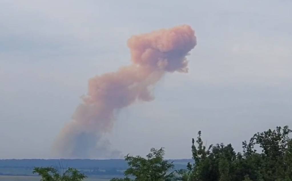 Опубликовано видео оранжевого дымного гриба над Северодонецком 18 июня