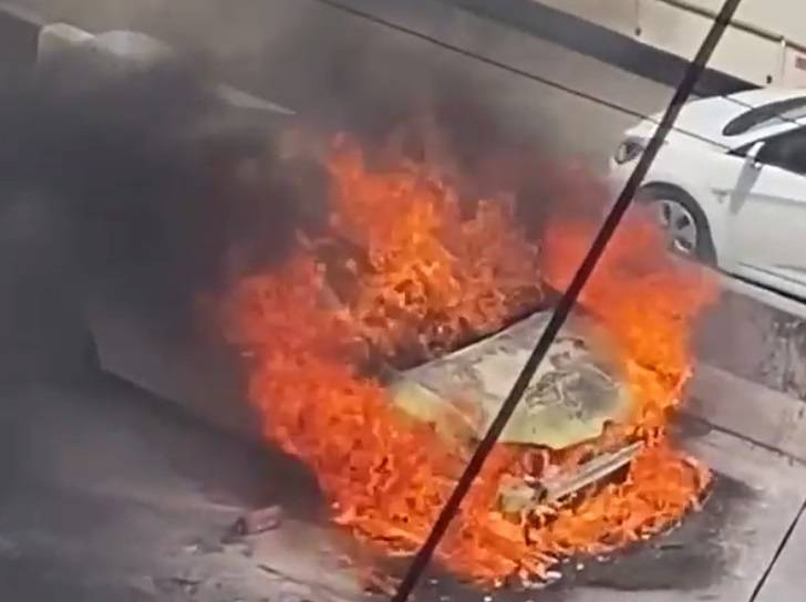 В Ростове на Стачки внезапно начала полыхать и выгорел автомобиль «Рено»