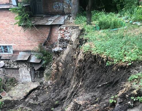 В Ростове на Соколова 25 июня потоком воды из люка смыло дом