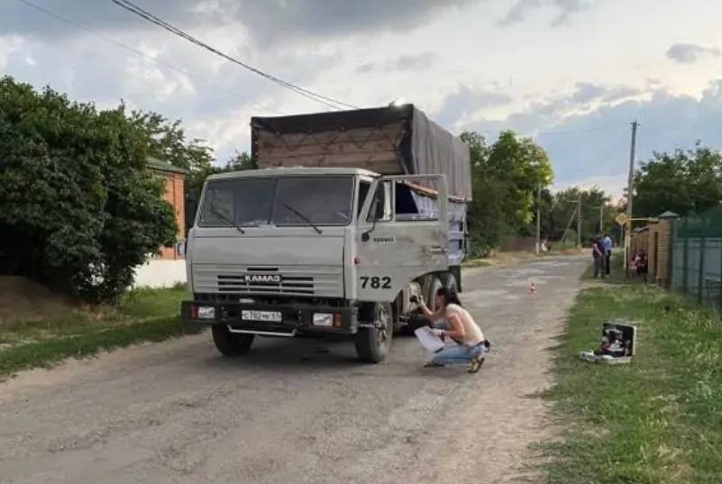В Ростовской области под колесами КАМАЗа на улице без тротуара погиб дошкольник