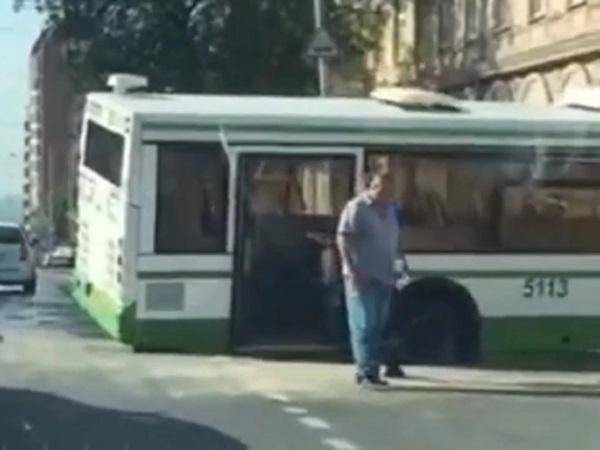 В Ростове на жутком солнцепеке автобус провалился в отверстие с фонтаном воды