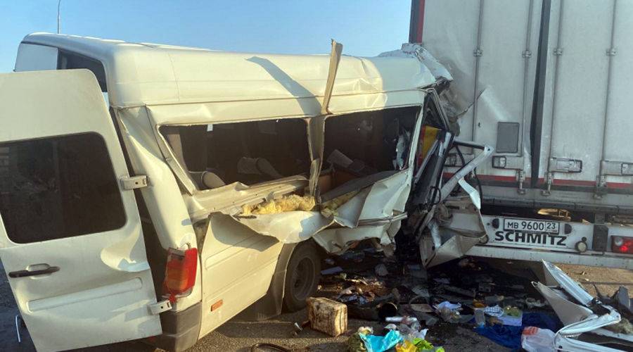 В ДТП с грузовиком в автобусе с туристами из Ростова погибла женщина и пострадали трое детей