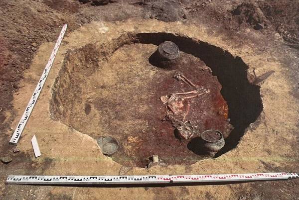 Под Ростовом в катакомбах бронзового века обнаружены могилы с усопшими и их вещами