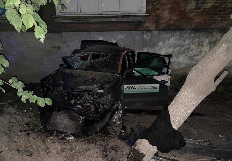 В Шахтах пять подростков разбились ночью в машине каршеринга на Красинской