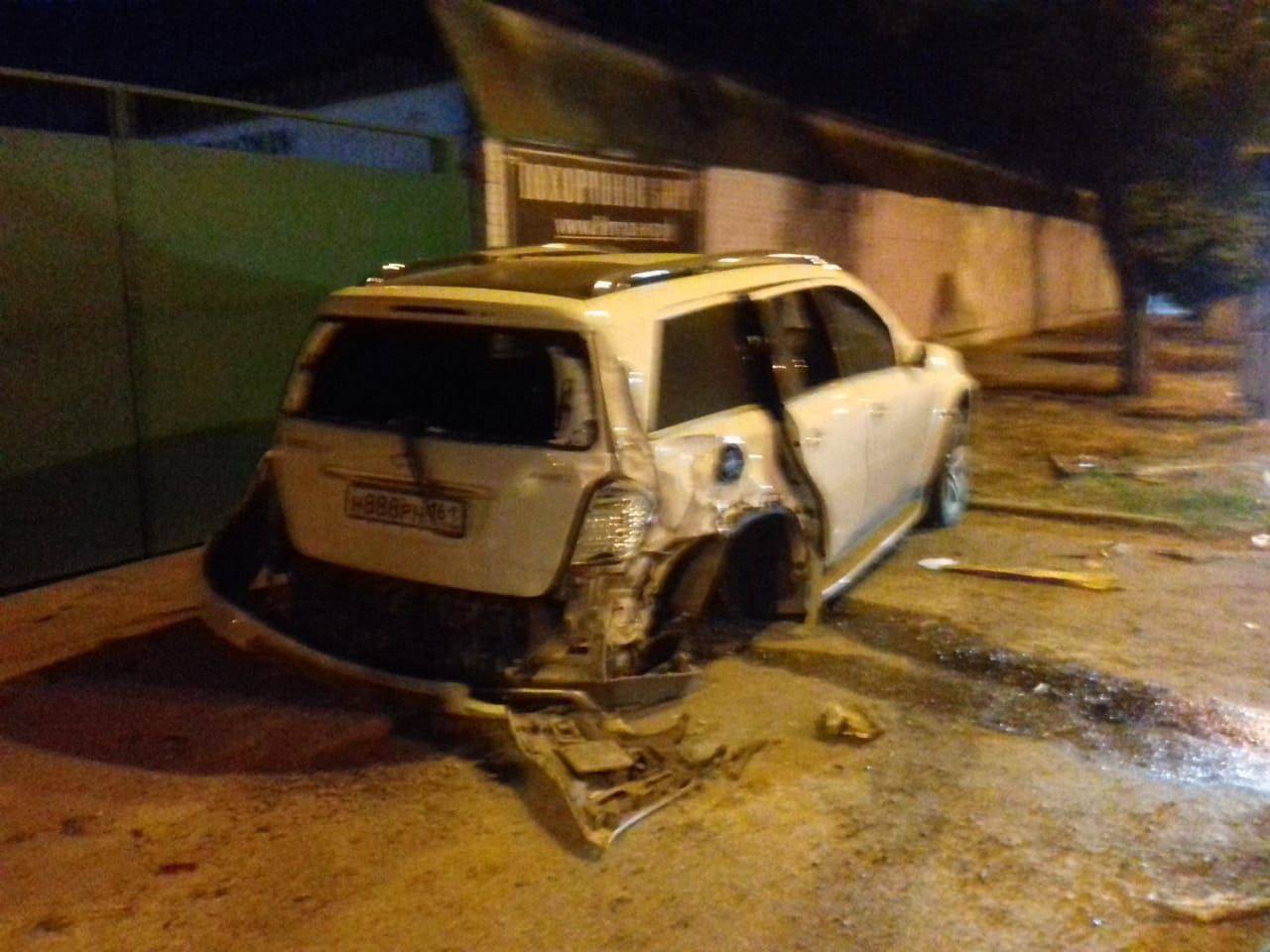 Жительница Ростова «в хлам» разбила заднюю часть своего Mercedes-Benz., въехав в открытый люк на Шолохова