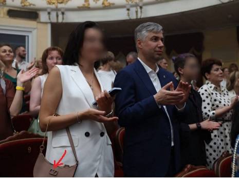 Алексей Логвиненко подкорректировал фото из театра, где у его спутницы на плече сумочка за 100 тыс. рублей