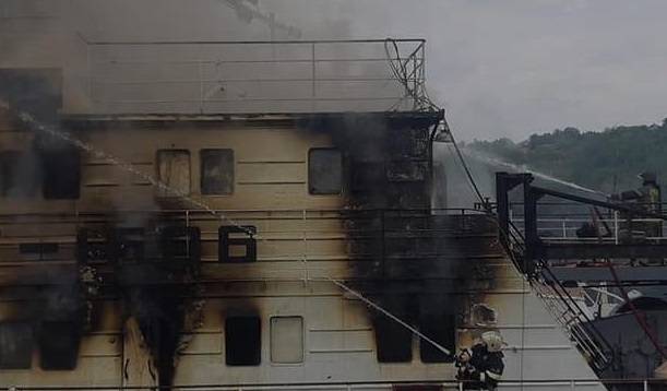 В Ростовской области на буксире в районе завода «Мидель» тушат масштабный пожар