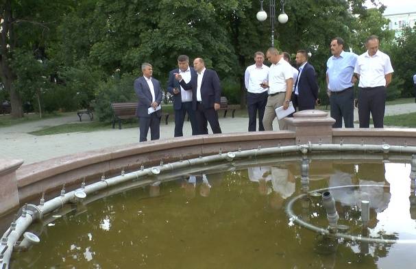 В Таганроге в октябре заменят лопнувший «гранитный» фонтан на Октябрьской площади