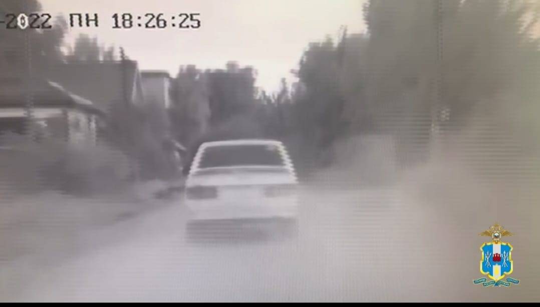 В Новочеркасске угонщик, уходя от преследования, врезался в стоящую машину и бросил похищенное авто