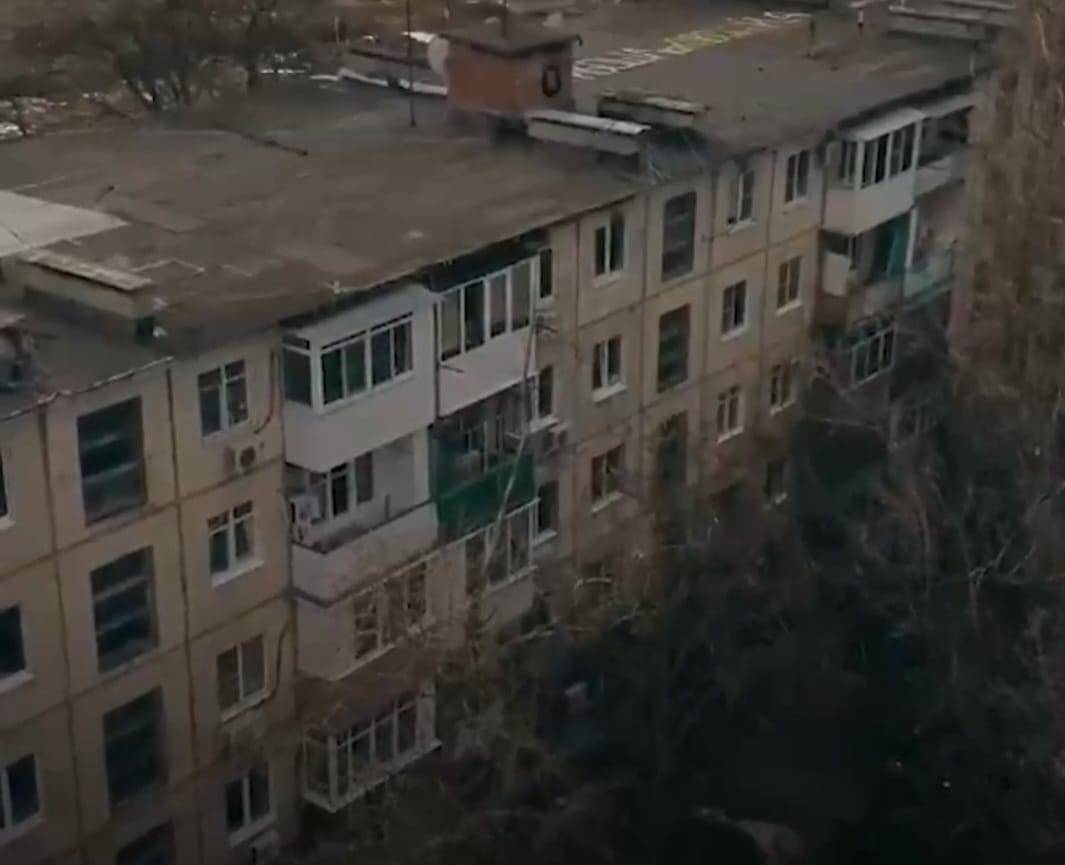 В Ростове в доме на Кривошлыковском с нерасселенными жильцами сначала отключили коммуникации, а потом подключили обратно