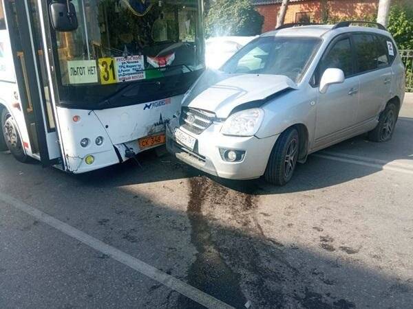 В Таганроге иномарка на встречной полосе врезалась в автобус с 15 пассажирами