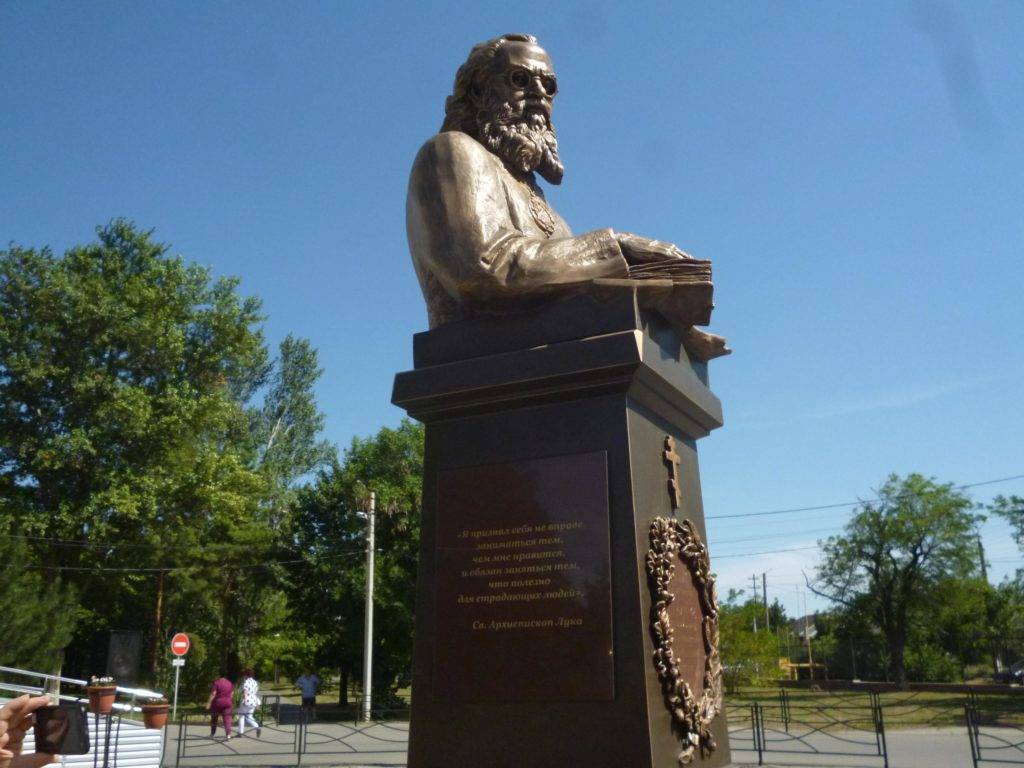 В Таганроге на территории БСМП рядом с часовней Целителя Пантелеимона открыли памятник Святому Луке