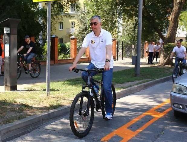 Глава администрации Ростова лично протестировал велосипедную дорожку на Пушкинской