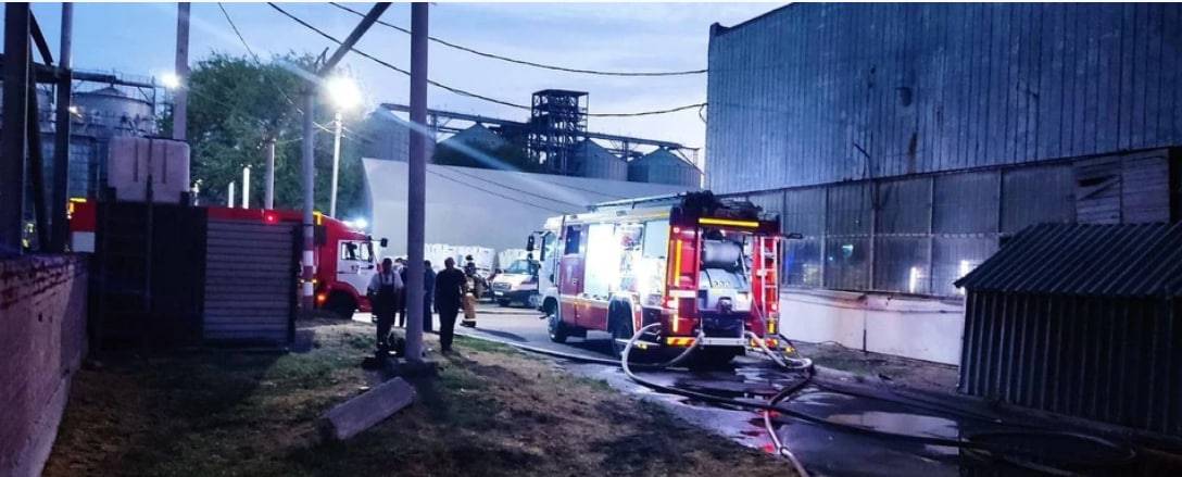 В Ростове вспыхнувший на складе с поддонами пожар не могли потушить три часа