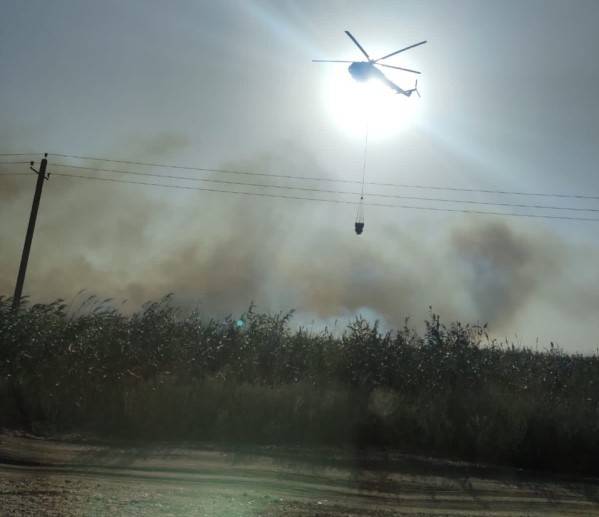 В Ростове к тушению крупного пожара на левом берегу Дона привлекут два пожарных поезда и ещё один вертолёт