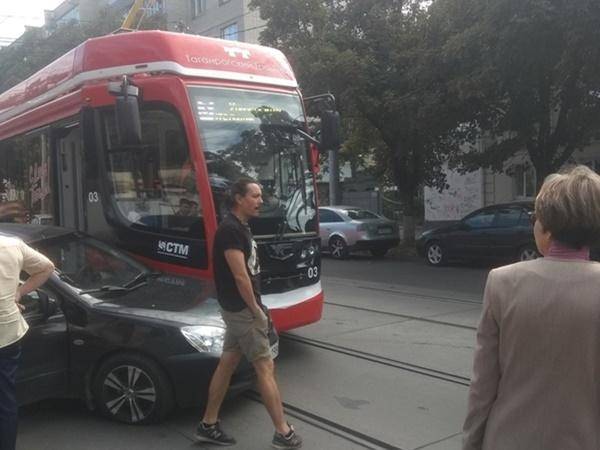 В Таганроге водитель иномарки не поделил рельсы с трамваем