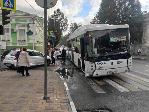 В Ростове «Пежо» при повороте налево не уступил дорогу автобусу с 80 пассажирами