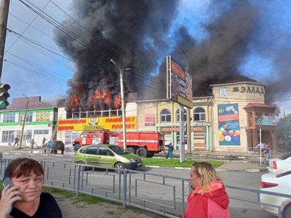 Крупный магазин стройматериалов вспыхнул в Шахтах, город окутал черный дым