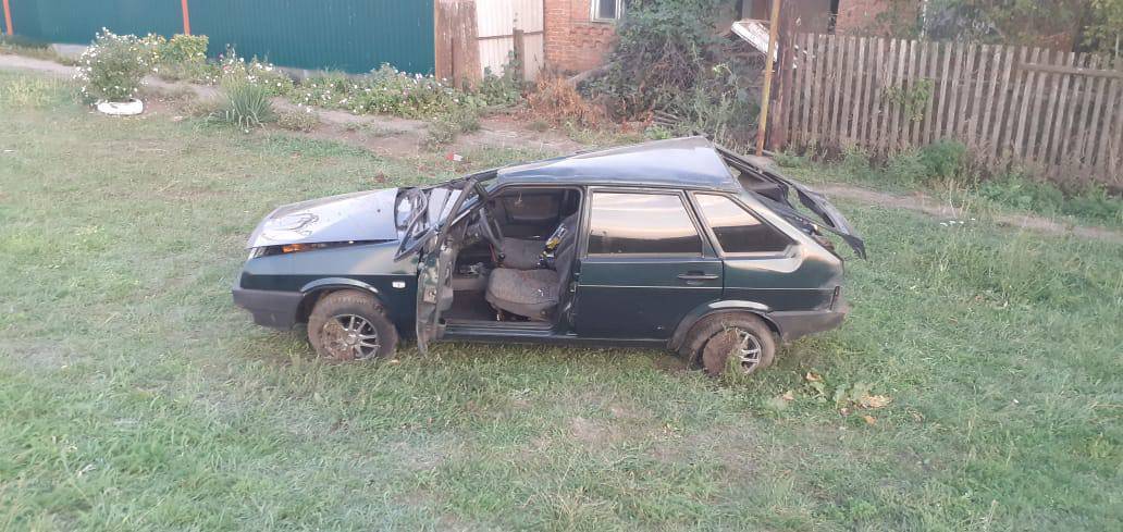 В Егорлыкском районе 14-летний водитель ВАЗа опрокинул авто и бросил на месте ДТП 13-летнюю пострадавшую