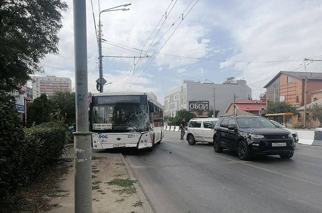 В Ростове рейсовый автобус протаранил двигавшийся впереди автомобиль, и еще два пострадали по инерции
