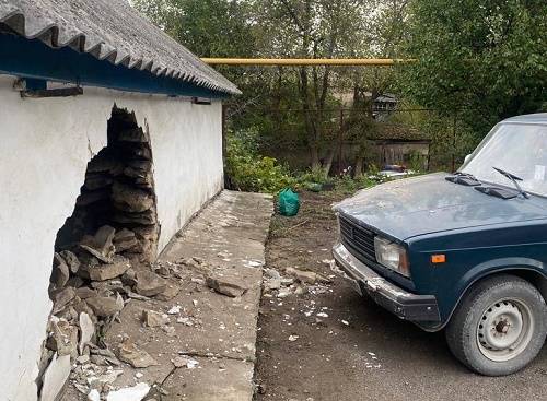 В Тацинском районе водитель ВАЗа въехал в стену собственного дома, едва не похоронив под обломками собственную дочь