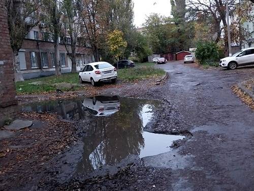 Житель Таганроге насчитал больше десятка ям на дороге, ведущей к двум объектам здравоохранения