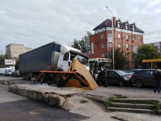 В Ростове грузовик разогнался и снес остановку автобусов, водитель выжил