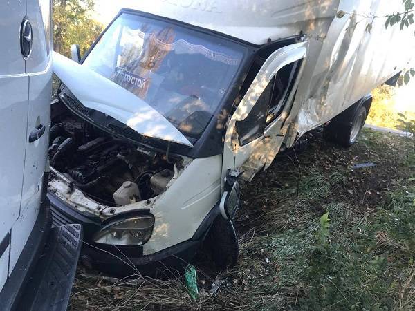 Уснувший за рулем водитель фургона устроил ДТП в Ростовской области и не погиб