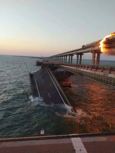 Крымский мост загорелся и частично разрушился, движение прекращено