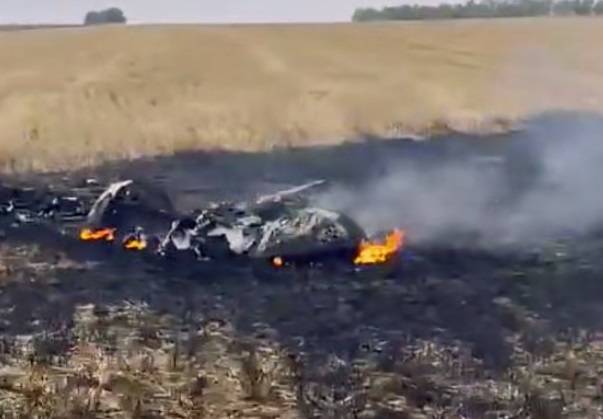 Неопознанный летательный объект упал в поле, вызвал пожар и попал на видео под Ростовом