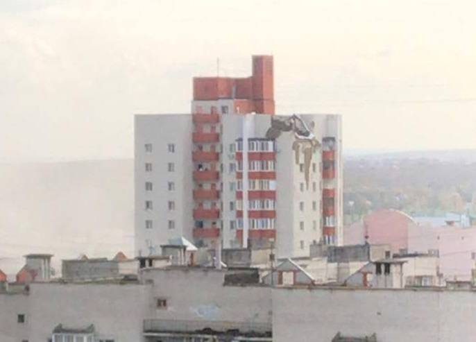 В Белгороде ракета попала в многоэтажный жилой дом
