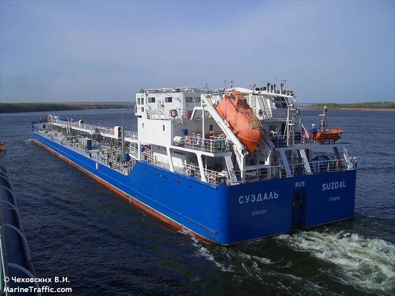 Танкер «Суздаль» опрокинул лодку с рыбаками на фарватере в Ростове