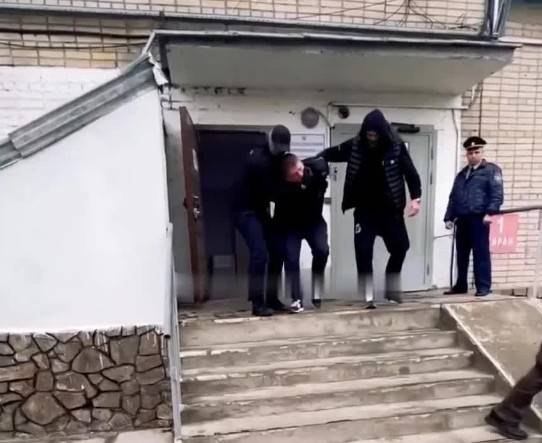 В Ростовской области 34-летнего члена АУЕ арестовали через секунду после освобождения на пороге колонии
