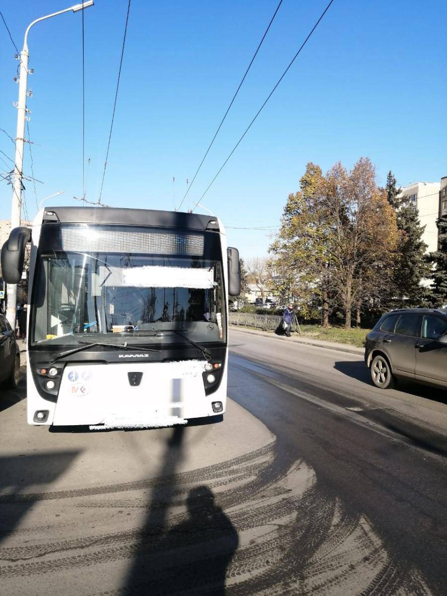 В ростовском автобусе №78 при торможении пострадала пенсионерка