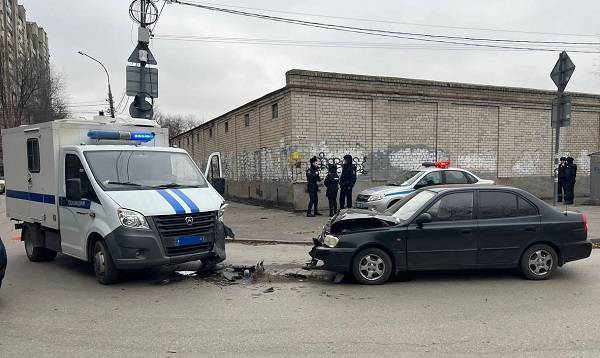 В Ростове автомобиль полиции с включенной мигалкой попал в ДТП