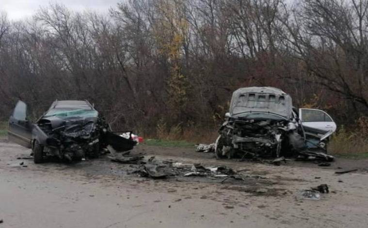 В Ростовской области в результате лобового столкновения двух иномарок погибли два человека и пострадали четверо