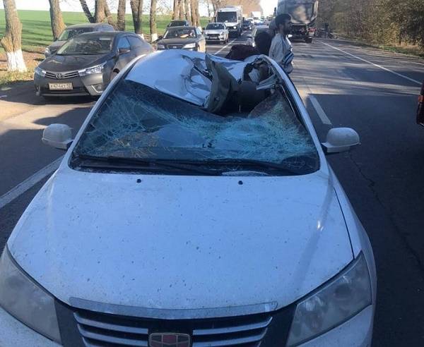 На трассе Ростов — Таганрог оторвавшимися от большегруза частями травмирован водитель легкового авто