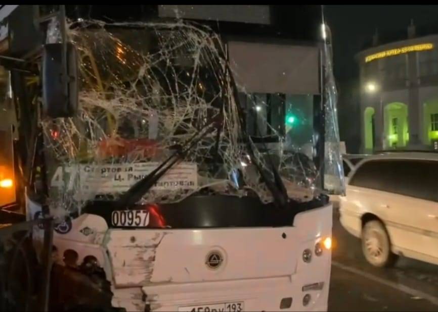 В Ростове всех пострадавших в ДТП с автобусом  пассажиров чиновники мэрии взяли на «личное сопровождение»
