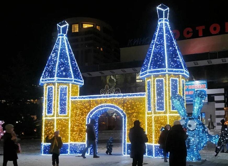 Возмущения горожан заставили власти поменять сине-желтую расцветку новогодней композиции у кинотеатра «Ростов»