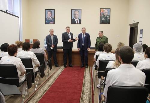Донские депутаты «ЕР» поздравили бойцов и сотрудников военного госпиталя