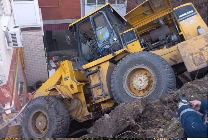 В Ростове бульдозер снес угол многоэтажного дома и повредил газовую трубу