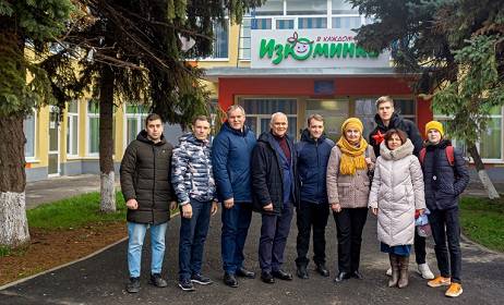 Депутаты гордумы и команда КВН из Таганрога поздравили с Новым годом школу и детсад в Мариуполе