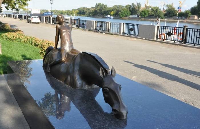 В Ростове на набережной рушится памятник «Купание коня»