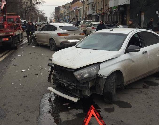 В центре Ростова столкнулись 5 автомобилей