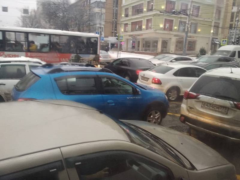 В центре Ростова из-за отключившегося светофора образовался масштабный затор